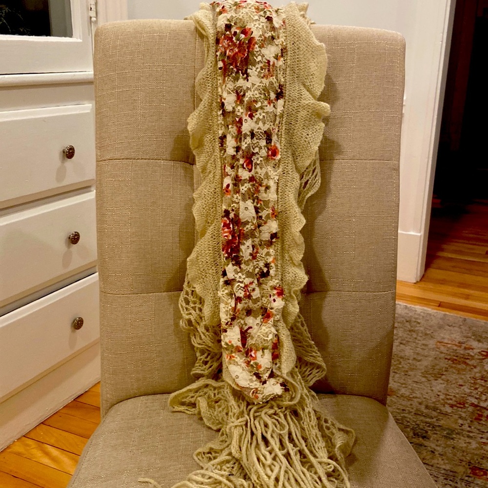 Scarf with roses/floral pattern